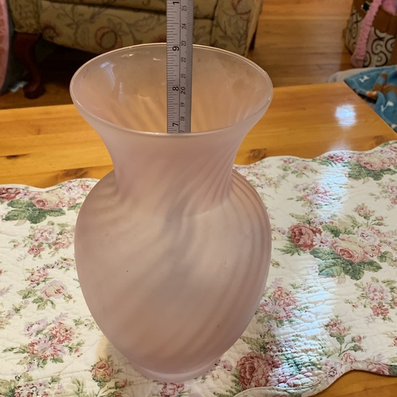 Vintage frosted pink swirl vase, EUC - Picture 9 of 9